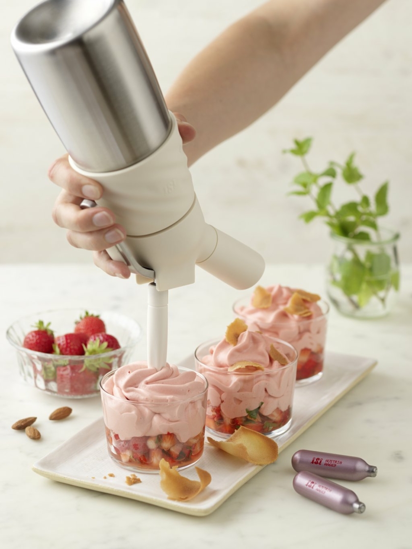 iSi-Sahnespender-Erdbeermousse.jpg