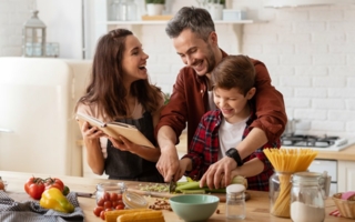 Familie-Kochen-Kueche.jpeg