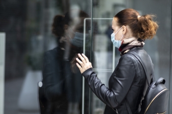 Frau mit Maske_Corona_Geschäft